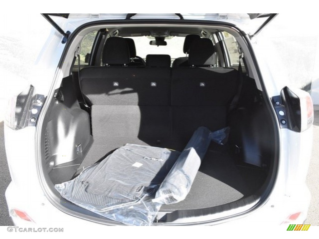 2018 RAV4 LE - Super White / Black photo #30