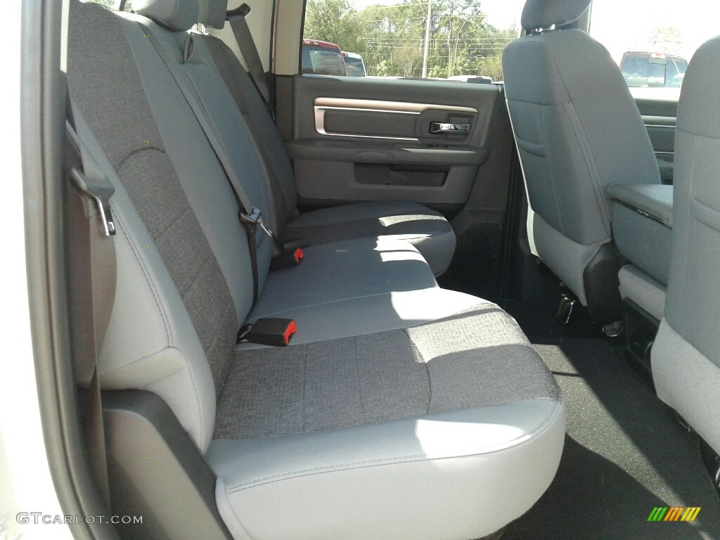 2018 1500 Big Horn Crew Cab - Bright Silver Metallic / Black/Diesel Gray photo #11