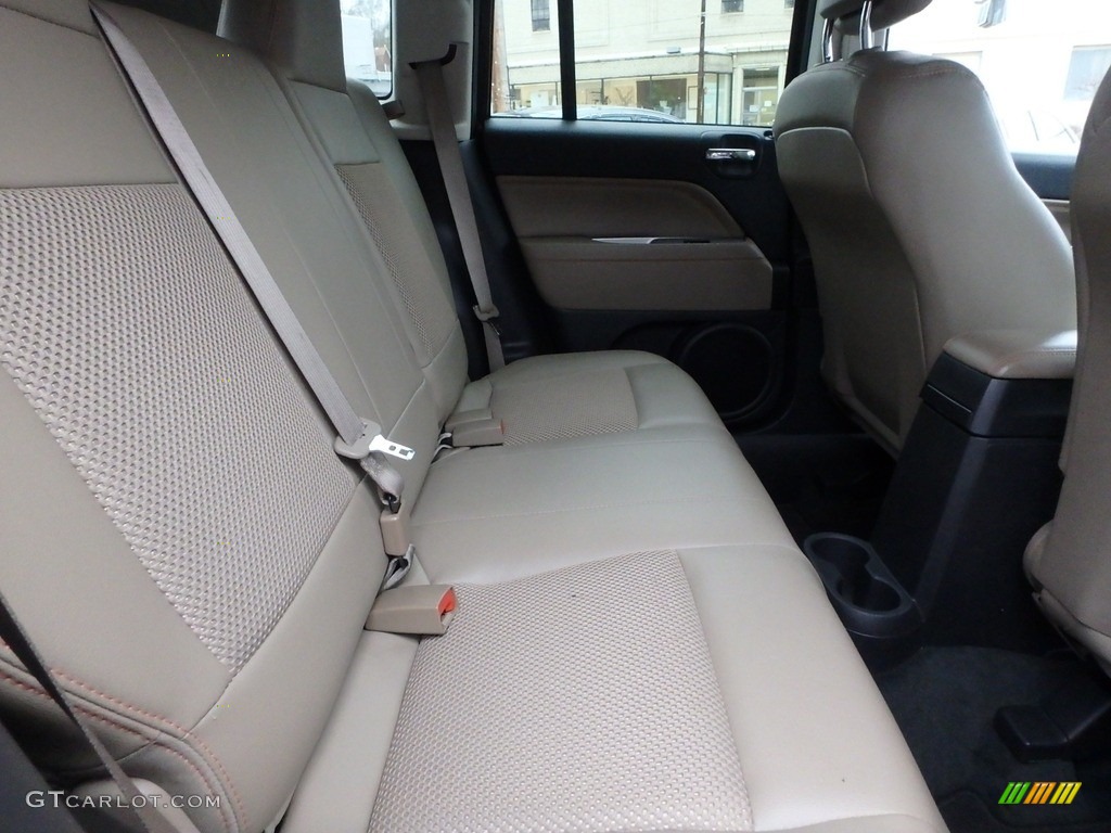 2016 Compass Latitude 4x4 - Deep Cherry Red Crystal Pearl / Light Pebble Beige/Dark Slate Gray photo #15