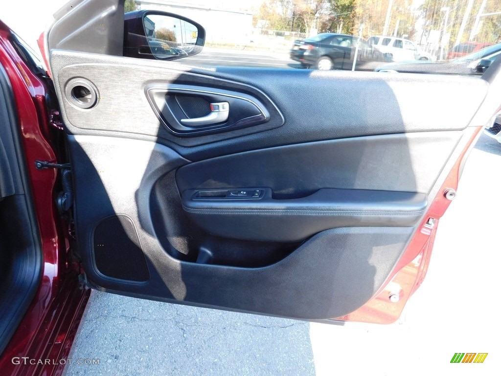 2015 200 S - Velvet Red Pearl / Black photo #26