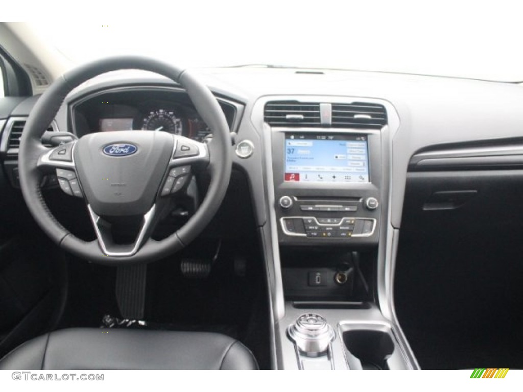 2018 Fusion SE - White Platinum / Ebony photo #27