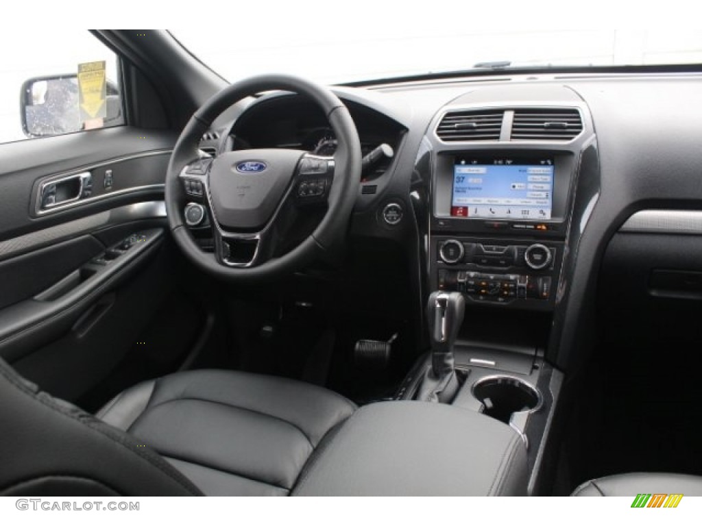 2018 Explorer XLT - White Platinum / Ebony Black photo #25