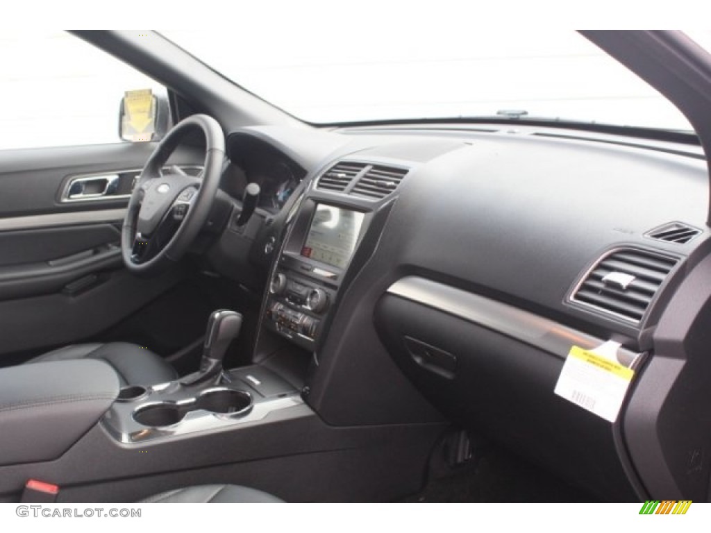 2018 Explorer XLT - White Platinum / Ebony Black photo #32