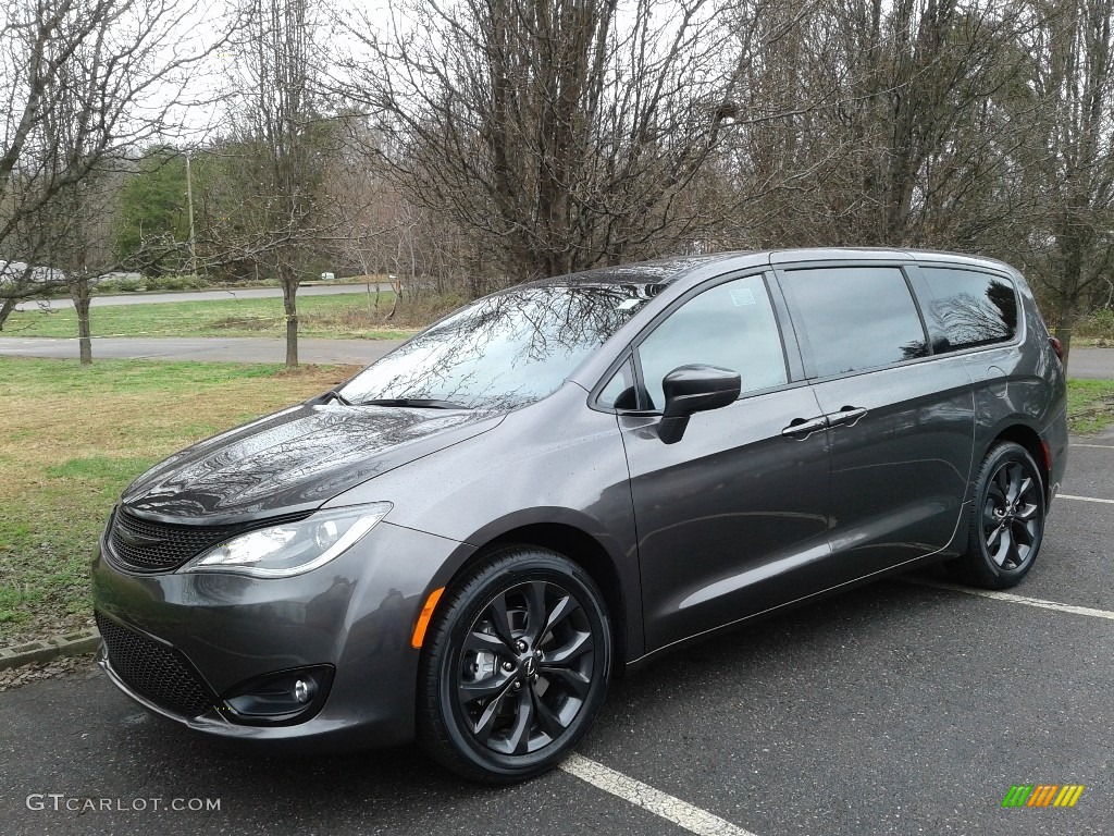 Granite Crystal Metallic 2018 Chrysler Pacifica Touring Plus Exterior Photo #125581200