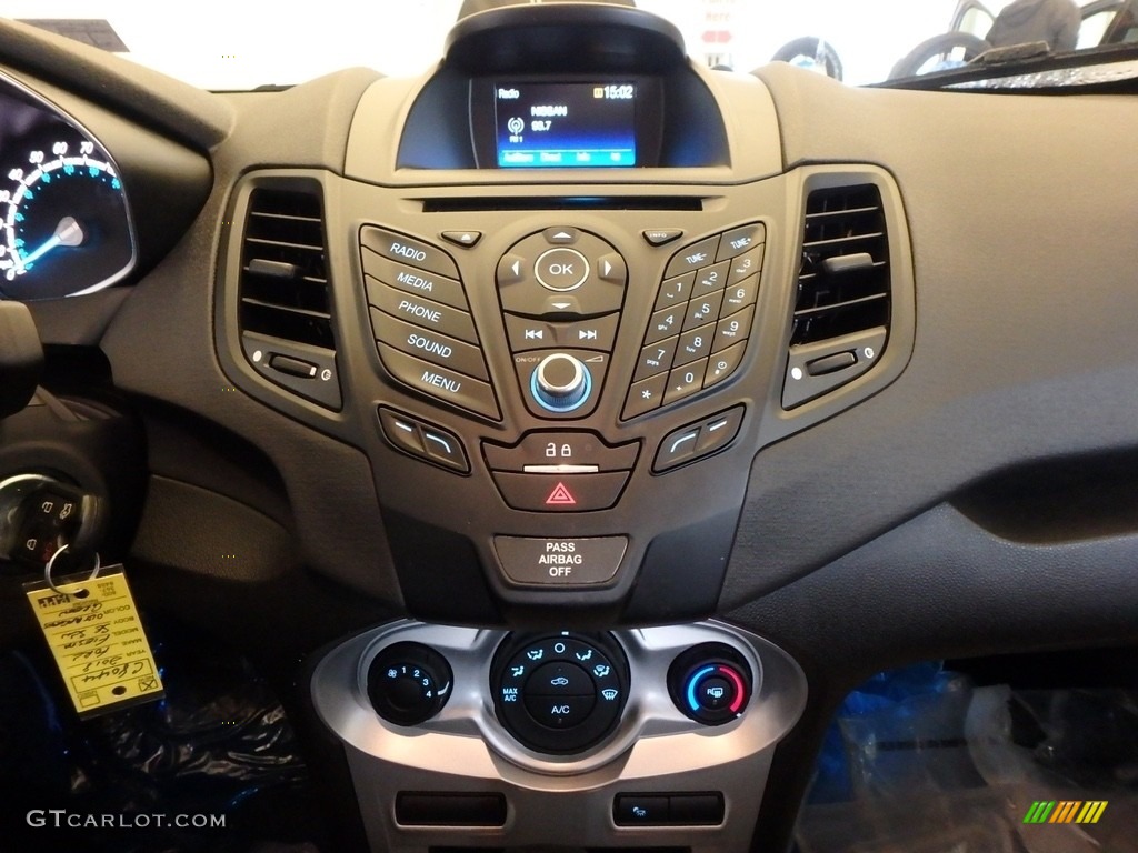 2018 Fiesta SE Sedan - Outrageous Green / Charcoal Black photo #11