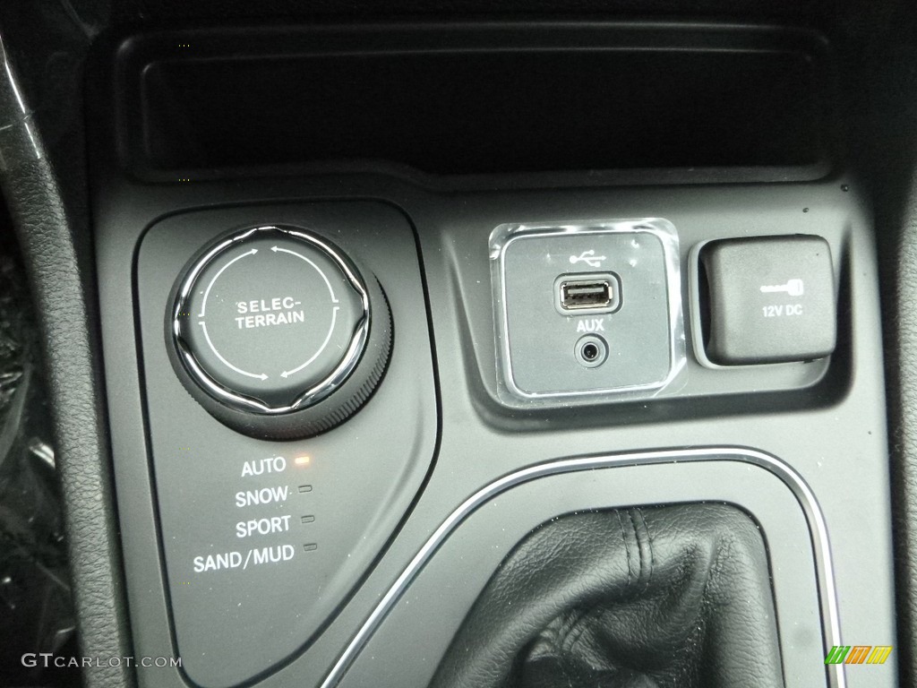 2019 Jeep Cherokee Latitude Plus 4x4 Controls Photo #125609740