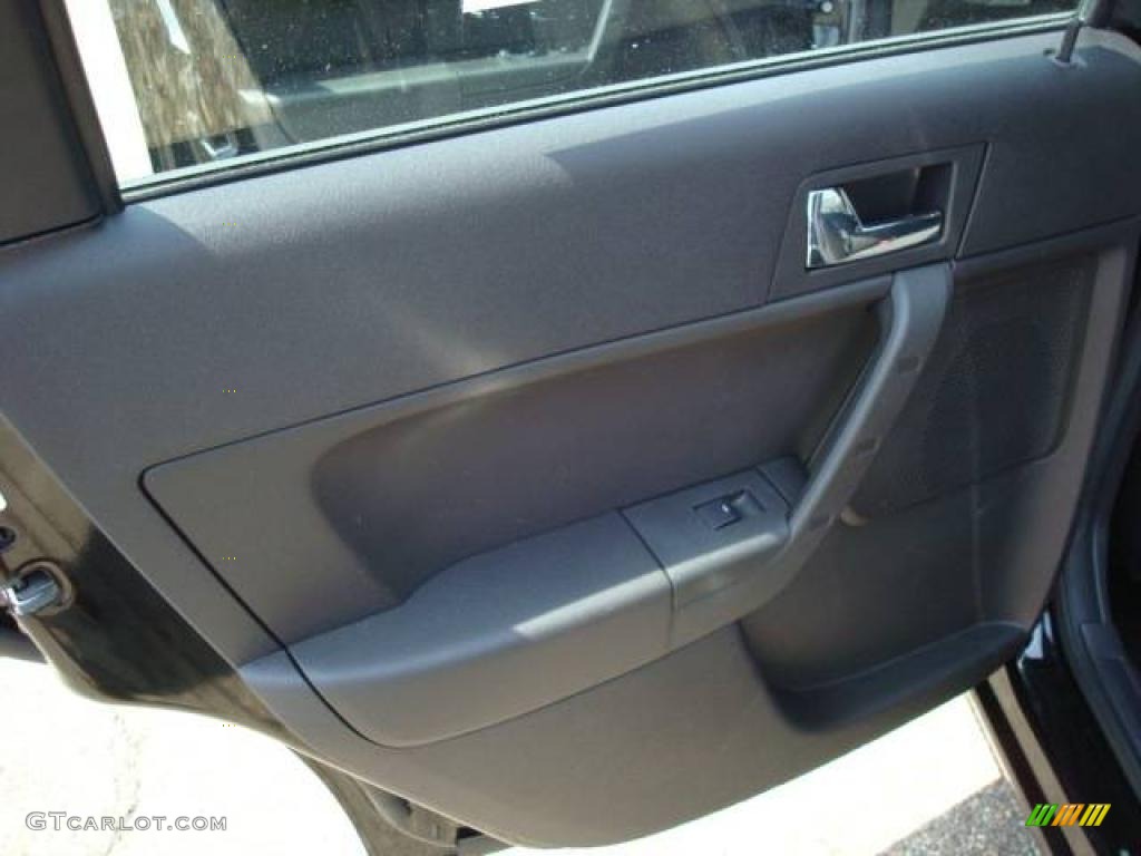 2008 Focus SE Sedan - Black / Charcoal Black photo #13