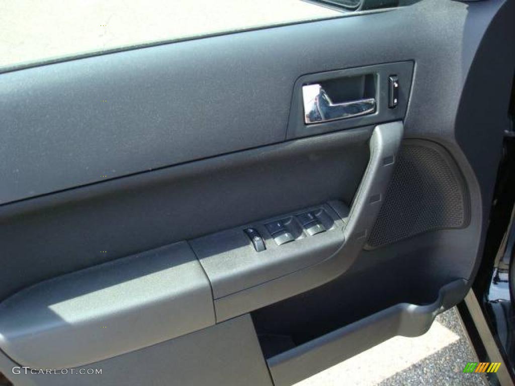 2008 Focus SE Sedan - Black / Charcoal Black photo #14