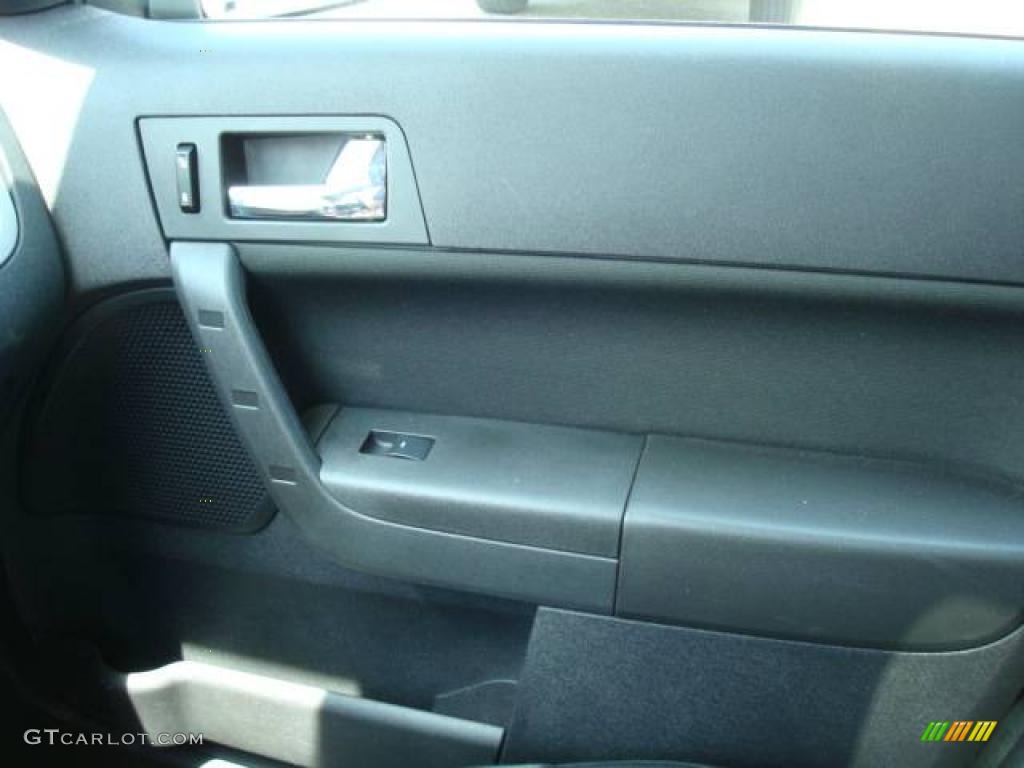 2008 Focus SE Sedan - Black / Charcoal Black photo #17