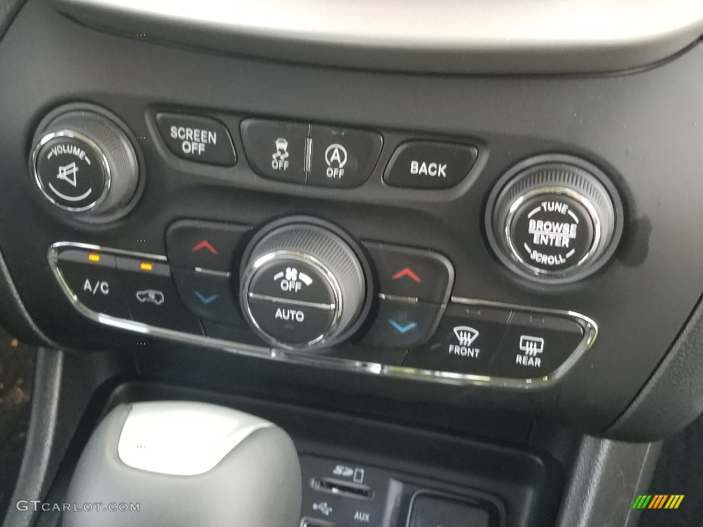2018 Jeep Cherokee Latitude Plus Controls Photo #125636337