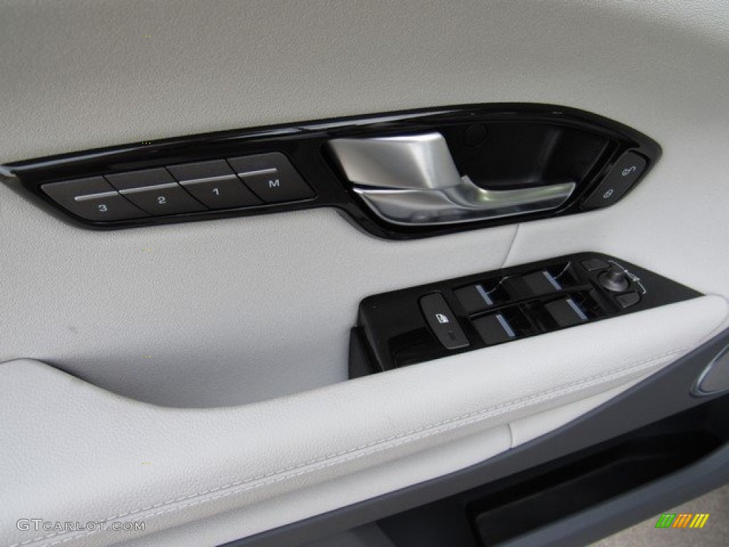 2018 Land Rover Range Rover Evoque SE Controls Photo #125730438