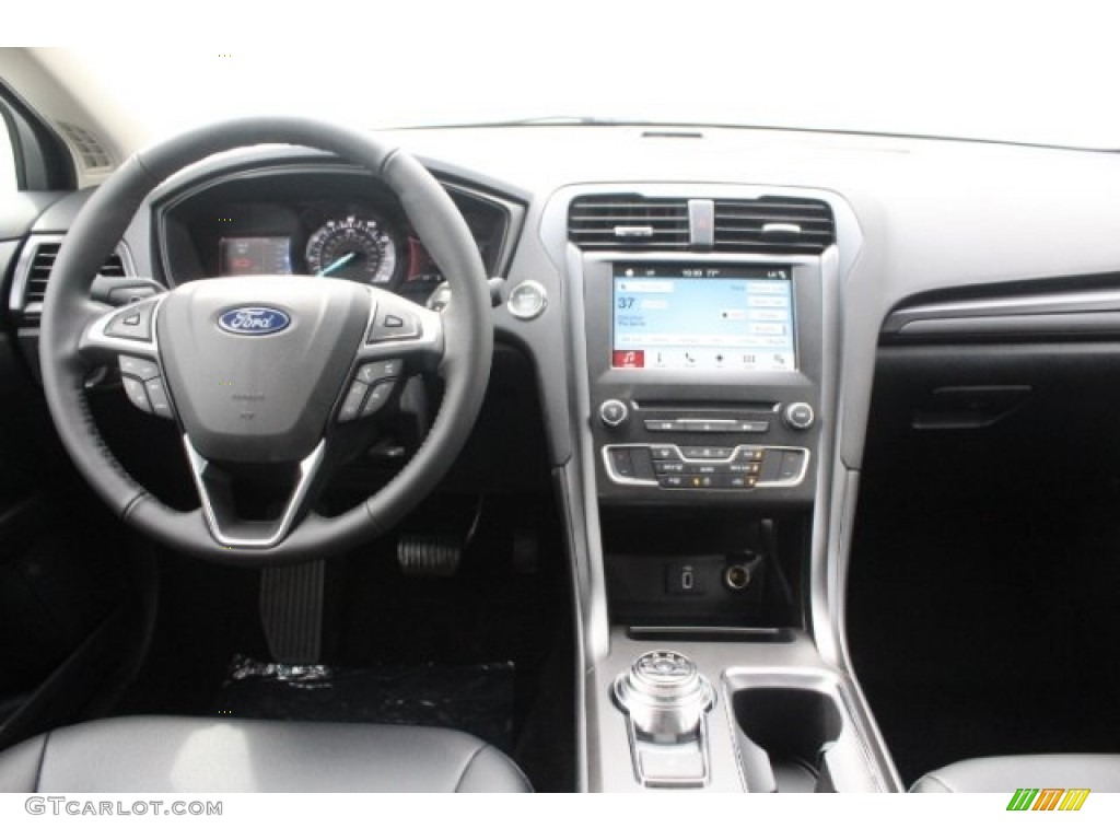 2018 Fusion SE - White Platinum / Ebony photo #28