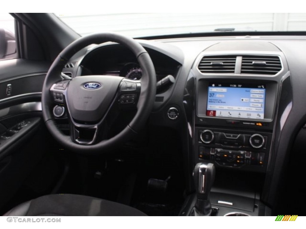 2018 Explorer XLT - White Platinum / Ebony Black photo #25
