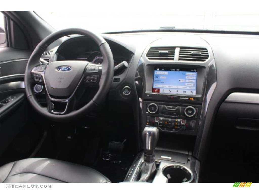 2018 Explorer XLT - White Platinum / Ebony Black photo #25