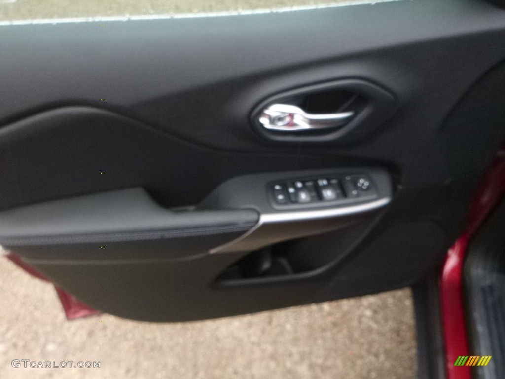 2019 Cherokee Latitude Plus 4x4 - Velvet Red Pearl / Black photo #13