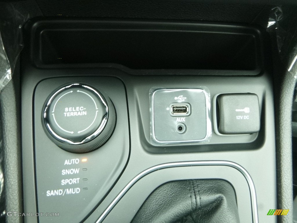 2019 Cherokee Latitude Plus 4x4 - Velvet Red Pearl / Black photo #20