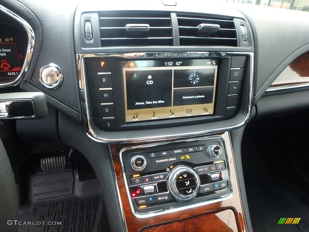 2017 Lincoln Continental Premier AWD Controls Photo #125776045