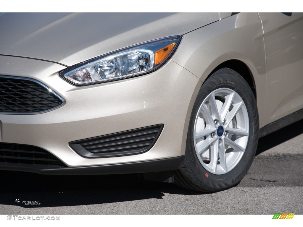 2018 Focus SE Sedan - White Gold / Charcoal Black photo #2