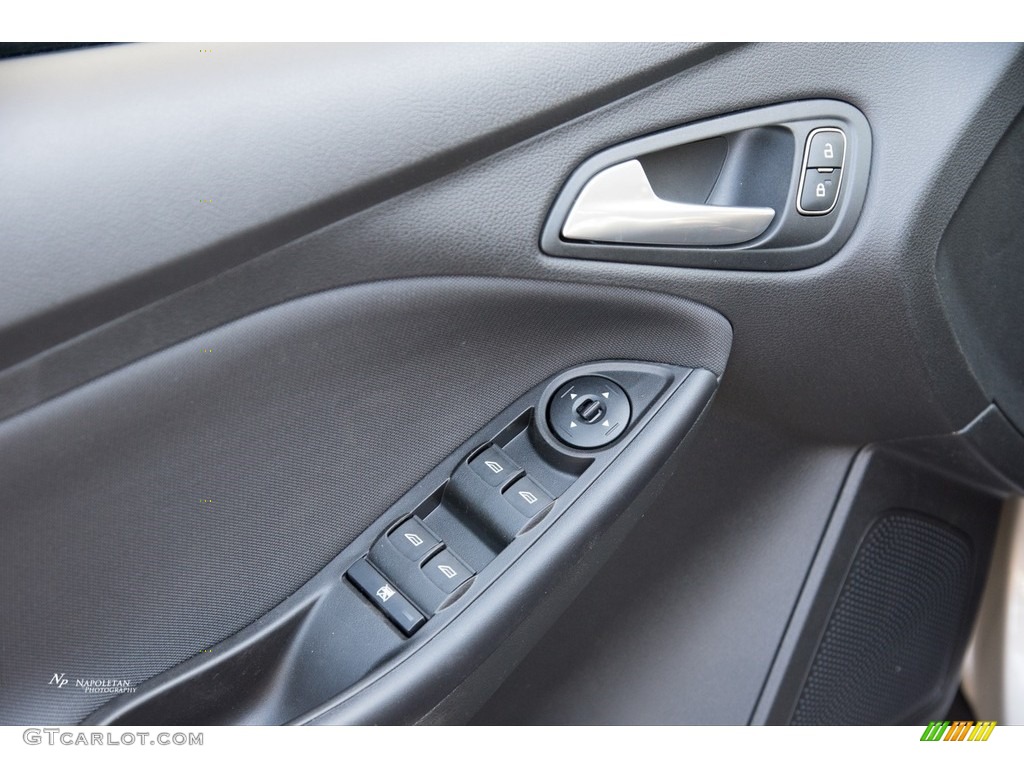 2018 Focus SE Sedan - White Gold / Charcoal Black photo #5