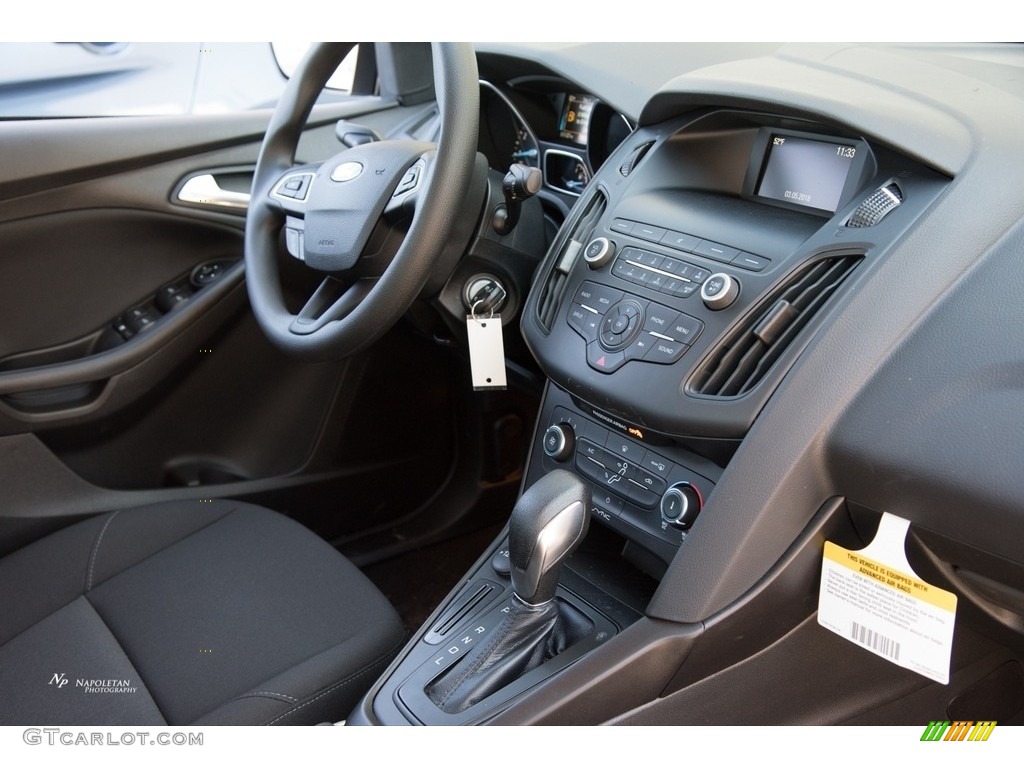 2018 Focus SE Sedan - White Gold / Charcoal Black photo #9