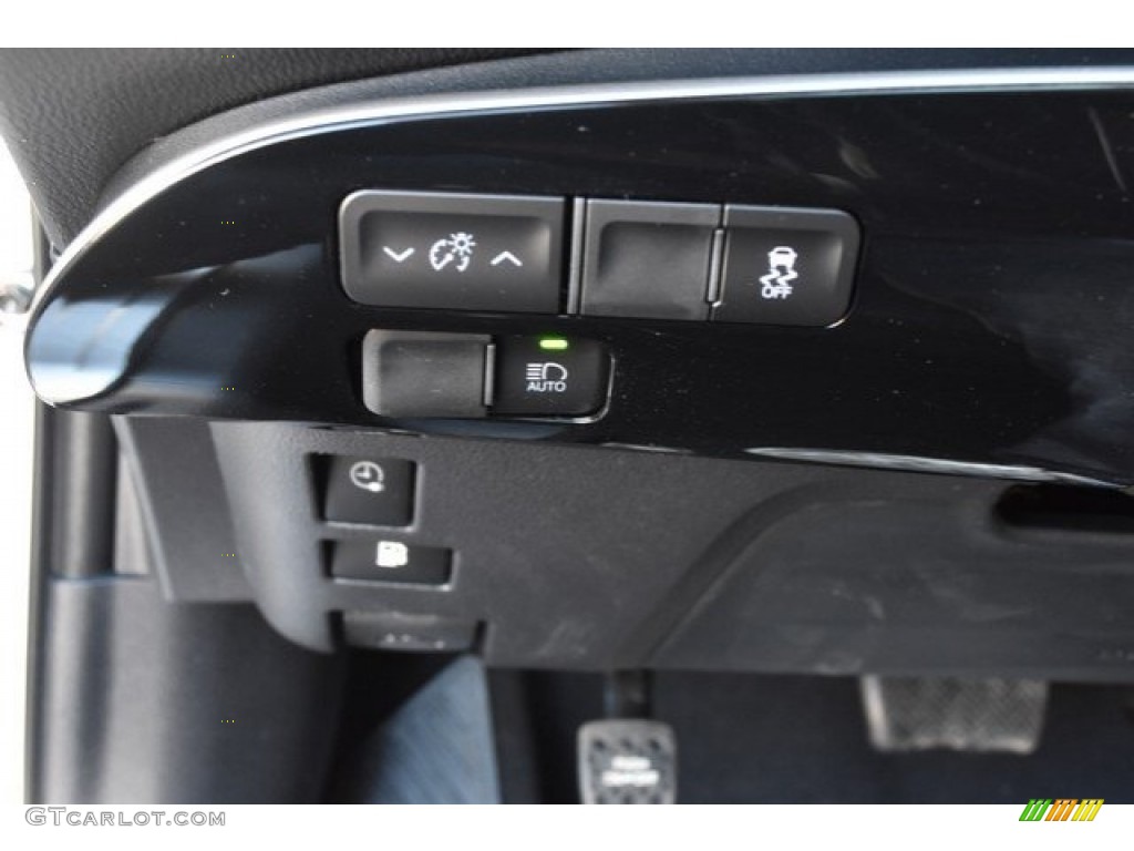 2018 Prius Prime Plus - Classic Silver Metallic / Black photo #25
