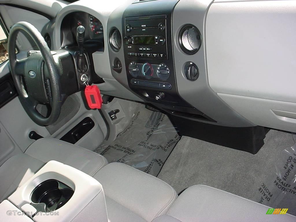 2006 F150 STX Regular Cab - Black / Medium Flint photo #13