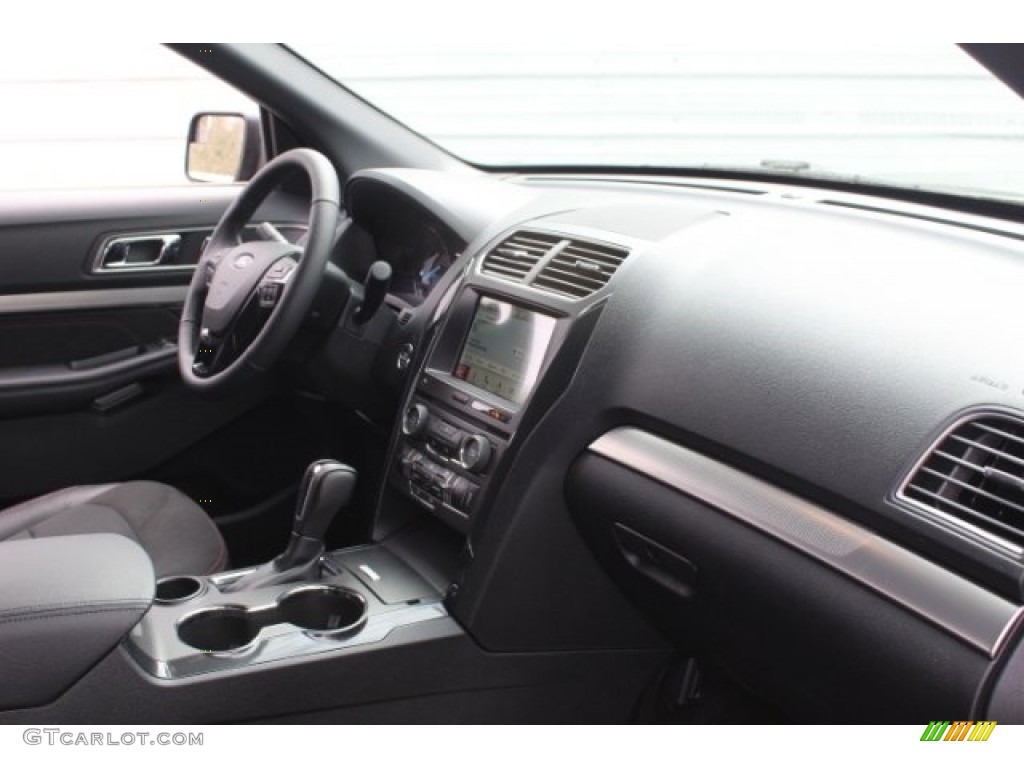 2018 Explorer XLT - Magnetic Metallic / Ebony Black photo #32