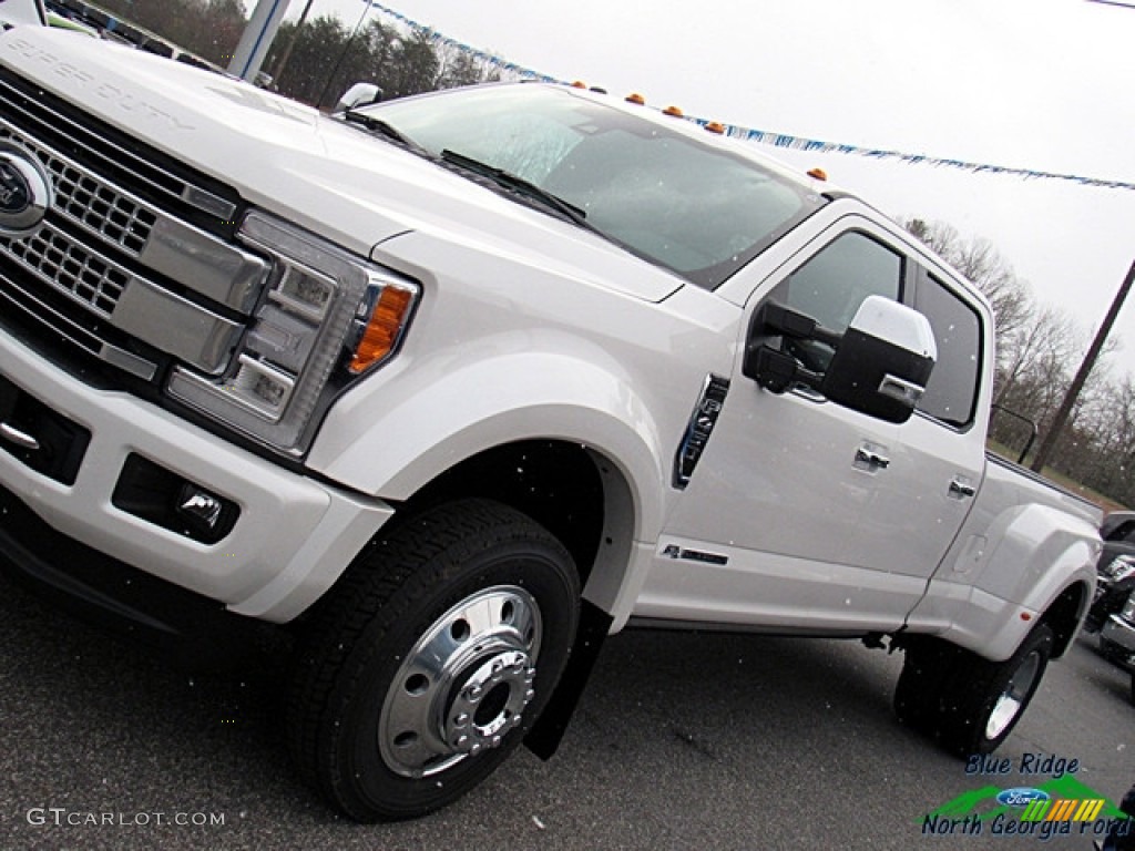 2018 F450 Super Duty Platinum Crew Cab 4x4 - White Platinum / Black photo #33