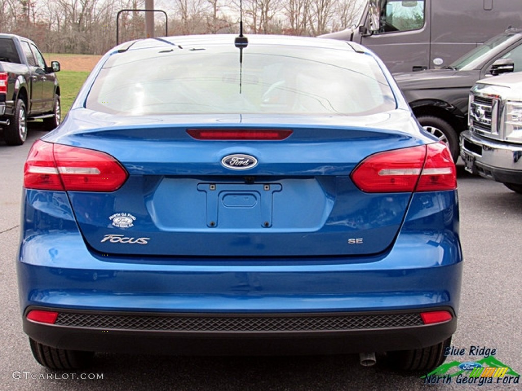 2018 Focus SE Sedan - Lightning Blue / Charcoal Black photo #4