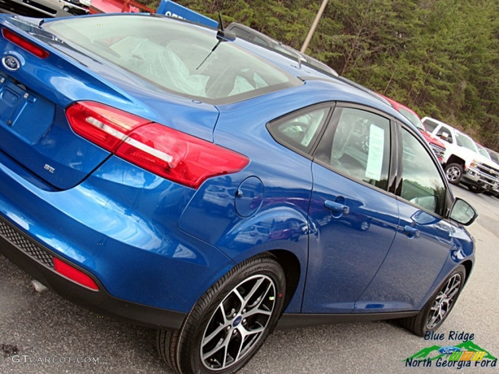 2018 Focus SE Sedan - Lightning Blue / Charcoal Black photo #30