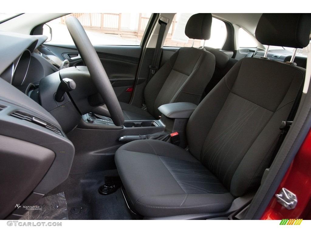 2018 Focus SE Sedan - Hot Pepper Red / Charcoal Black photo #5