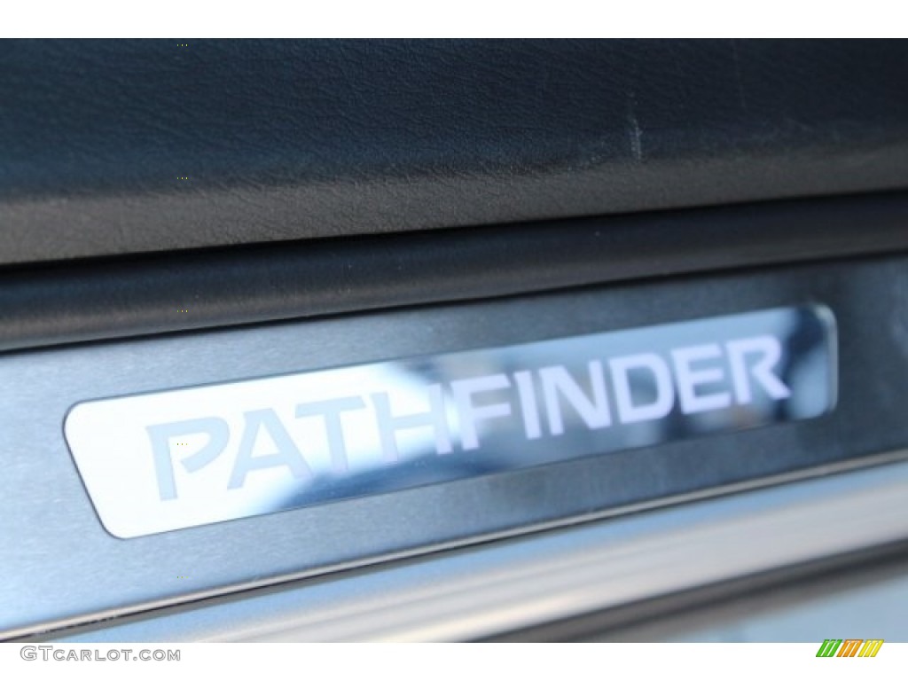 2017 Pathfinder Platinum - Brilliant Silver / Charcoal photo #39