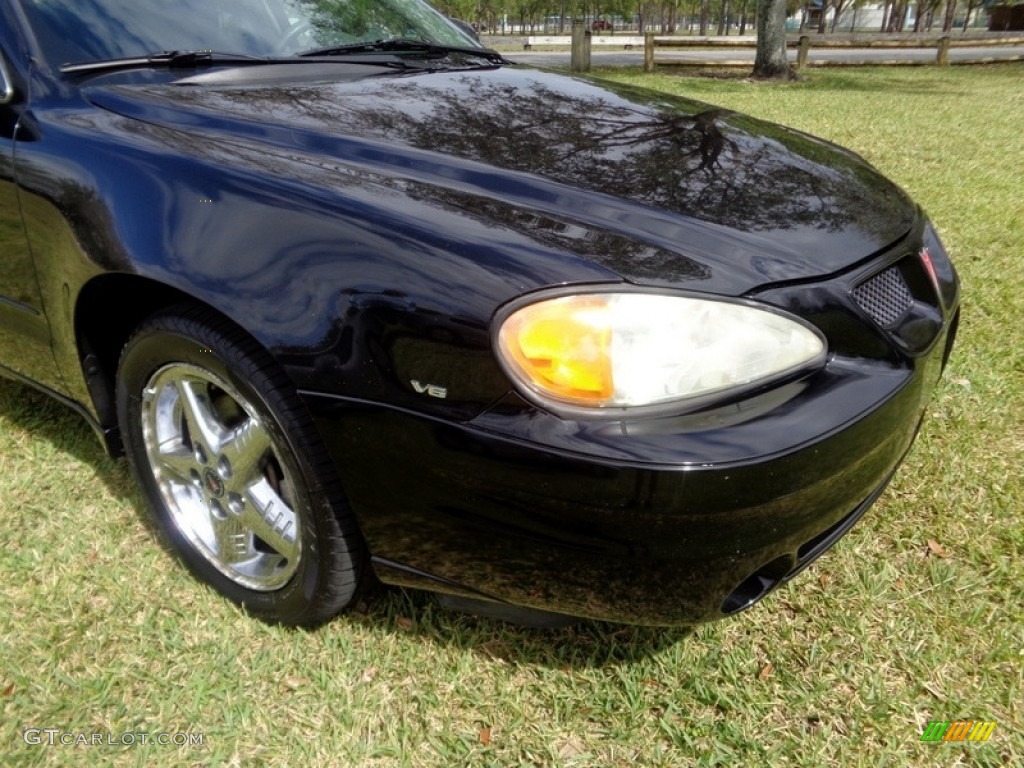 2004 Grand Am SE Sedan - Black / Dark Pewter photo #17