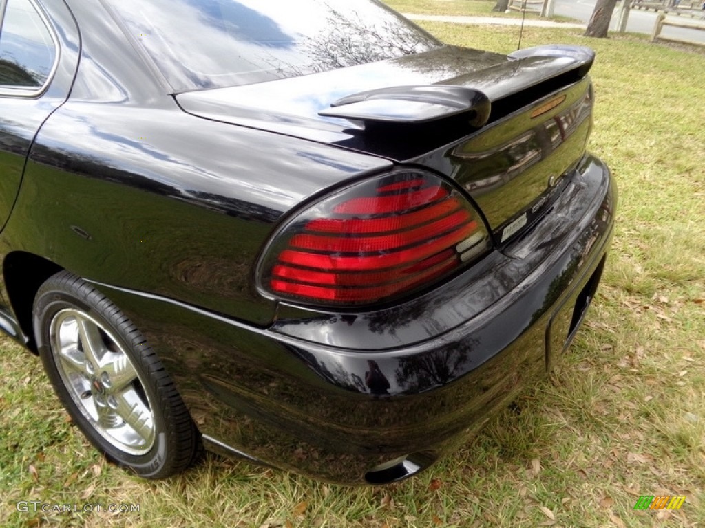 2004 Grand Am SE Sedan - Black / Dark Pewter photo #49