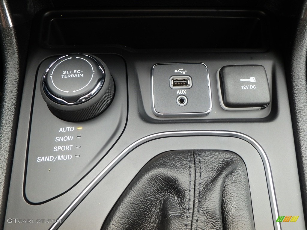 2019 Jeep Cherokee Latitude 4x4 Controls Photo #126021875