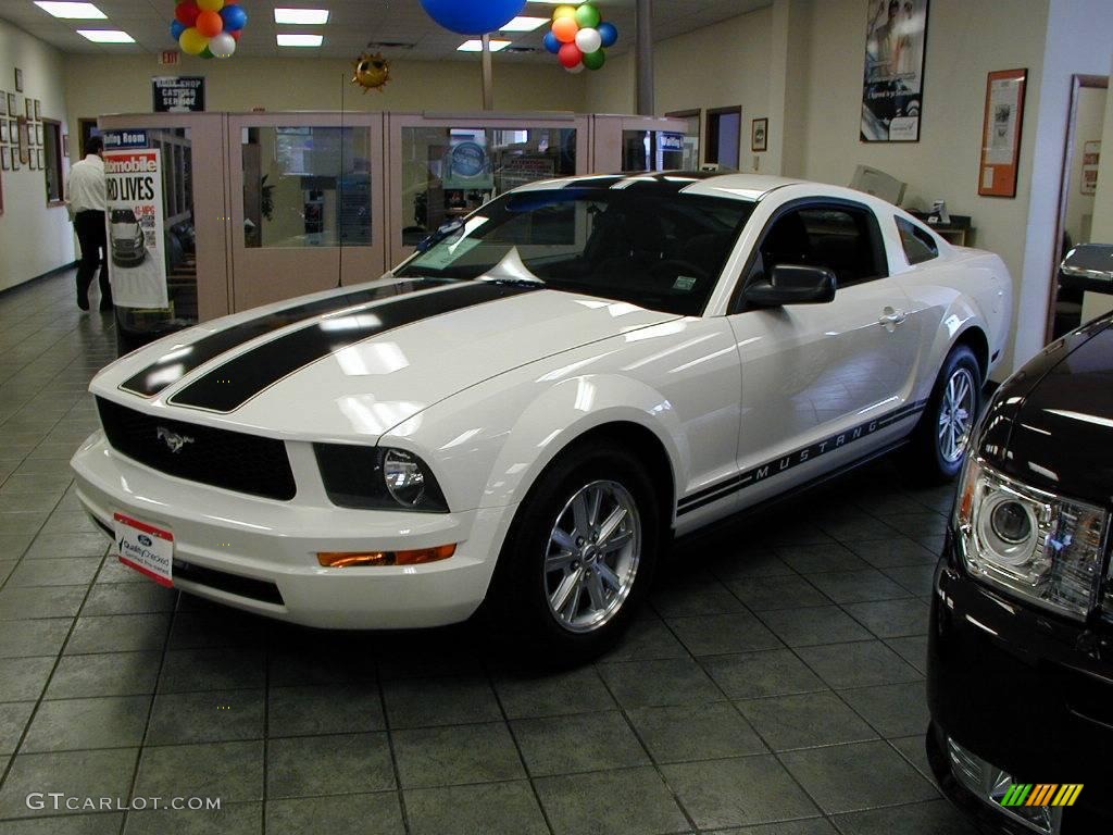 2007 Mustang V6 Deluxe Coupe - Performance White / Dark Charcoal photo #1