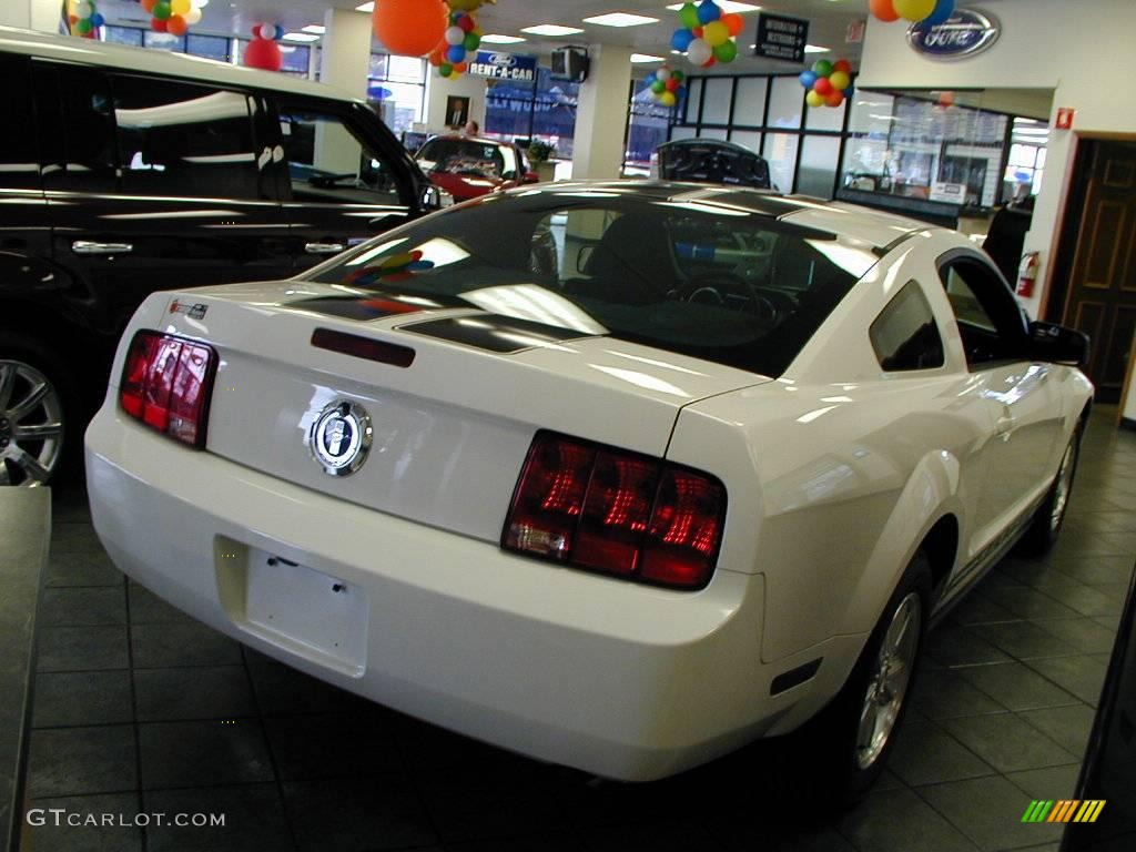 2007 Mustang V6 Deluxe Coupe - Performance White / Dark Charcoal photo #4