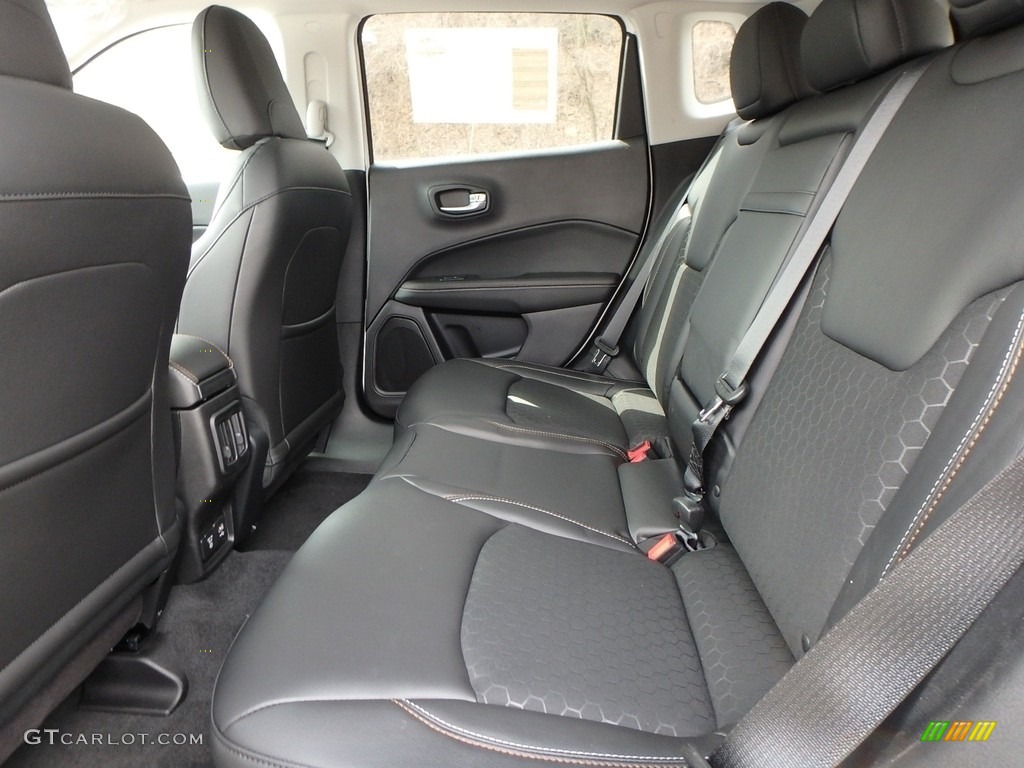 2018 Compass Latitude 4x4 - White / Black photo #11