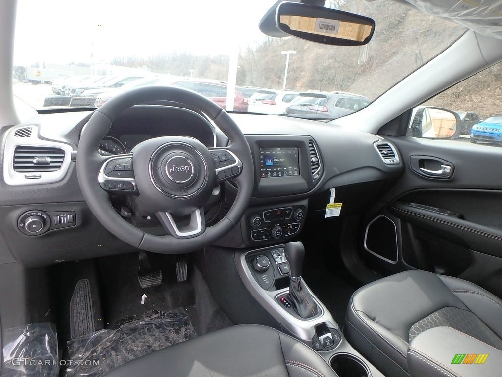 2018 Compass Latitude 4x4 - White / Black photo #12