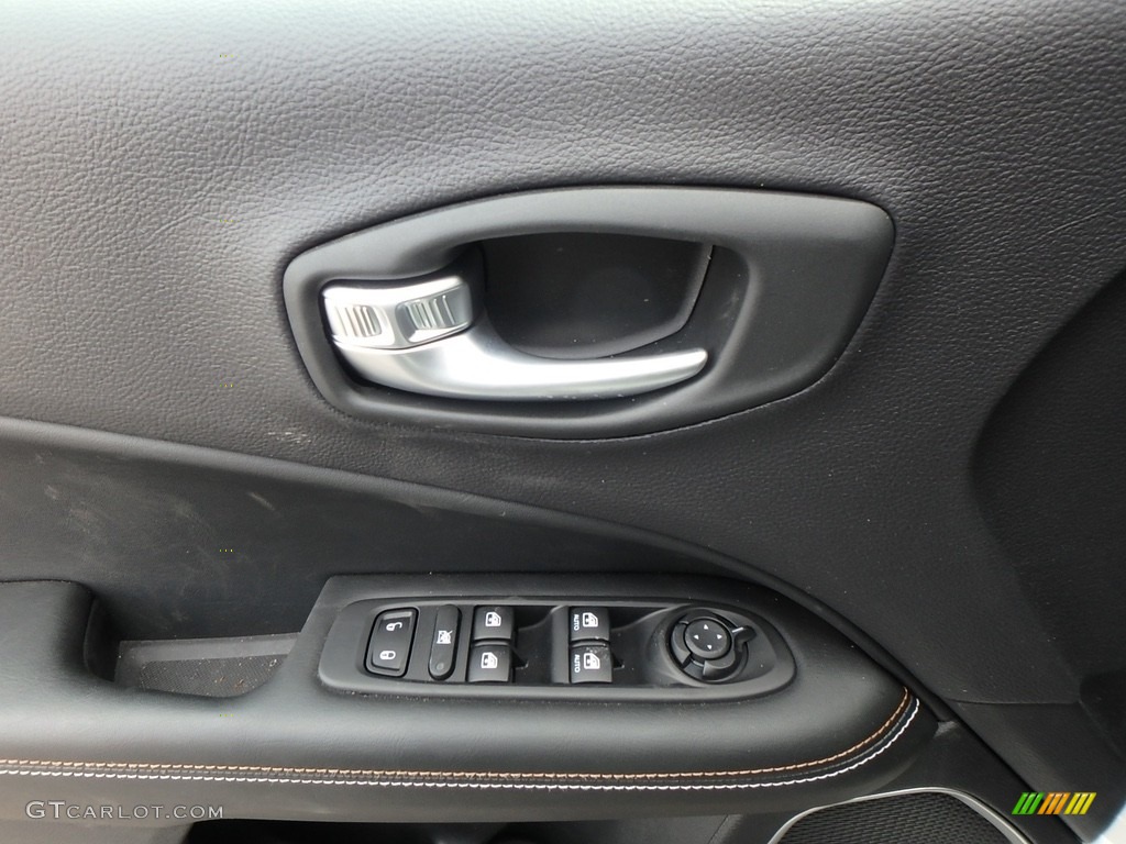 2018 Compass Latitude 4x4 - White / Black photo #13