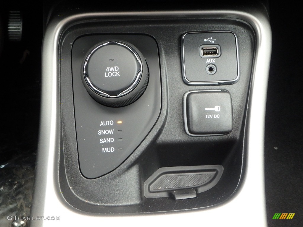 2018 Compass Latitude 4x4 - White / Black photo #18