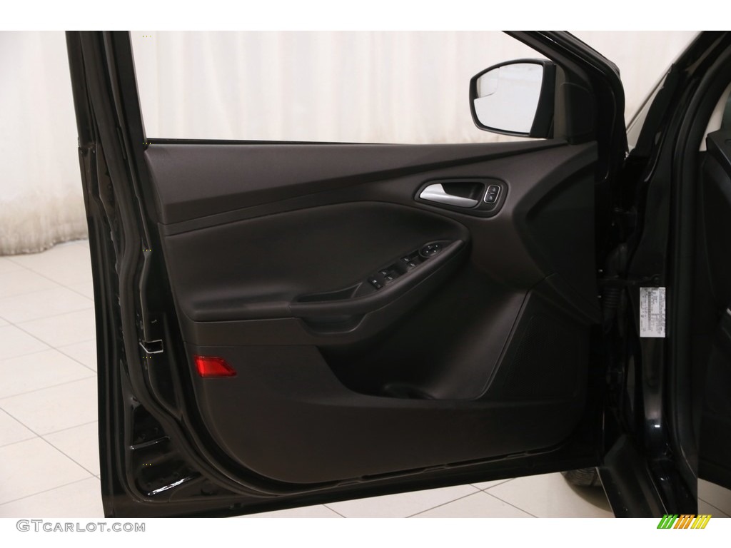 2015 Focus SE Hatchback - Tuxedo Black Metallic / Charcoal Black photo #4