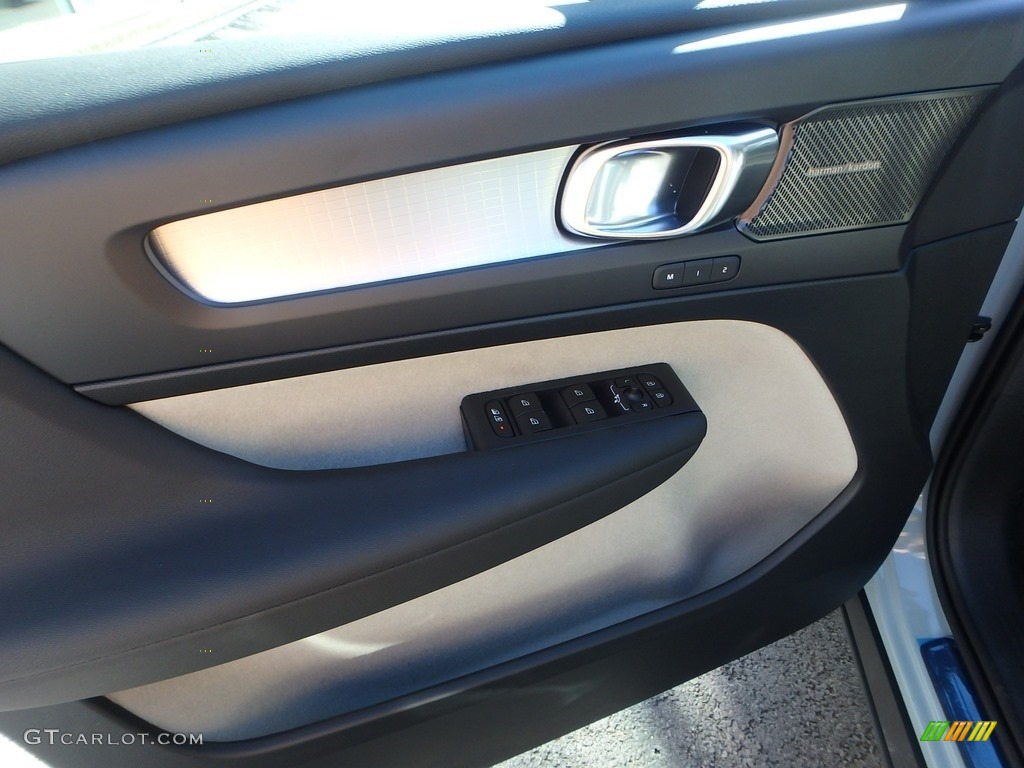 2018 Volvo XC40 T5 AWD Door Panel Photos