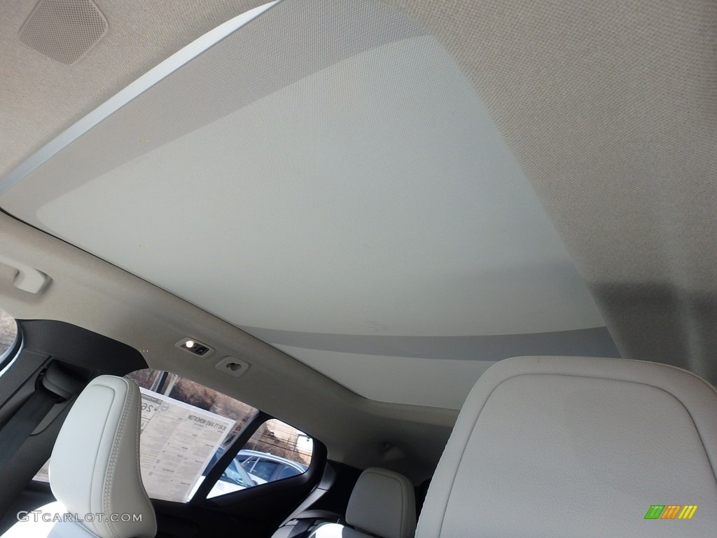 2018 Volvo XC40 T5 AWD Sunroof Photos