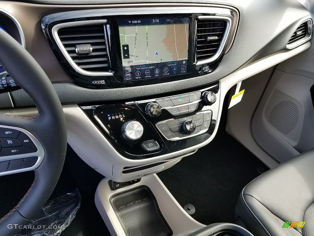 2018 Chrysler Pacifica Touring L Controls Photo #126114335