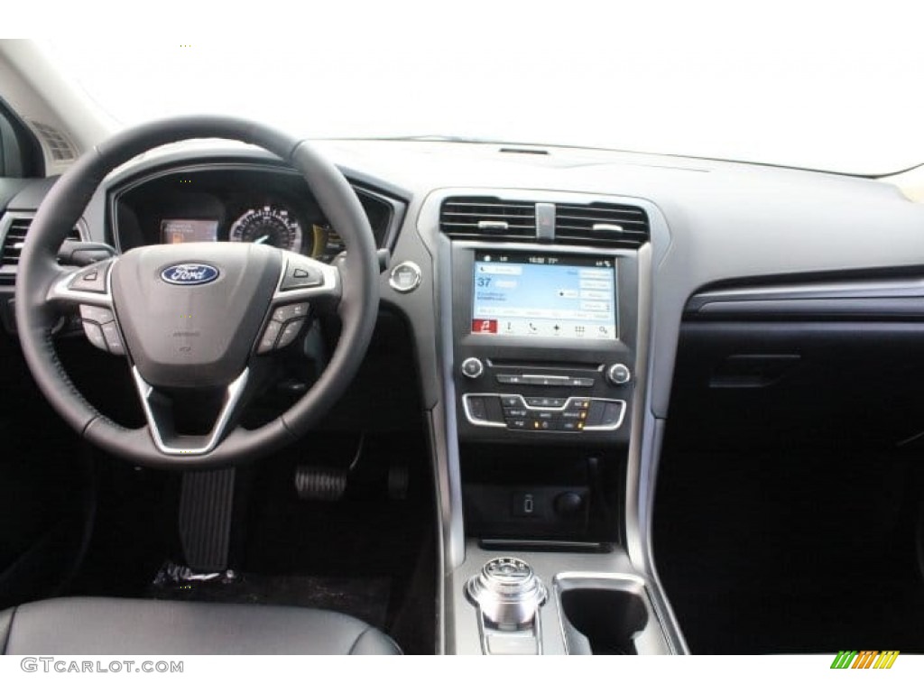 2018 Fusion SE - White Platinum / Ebony photo #28