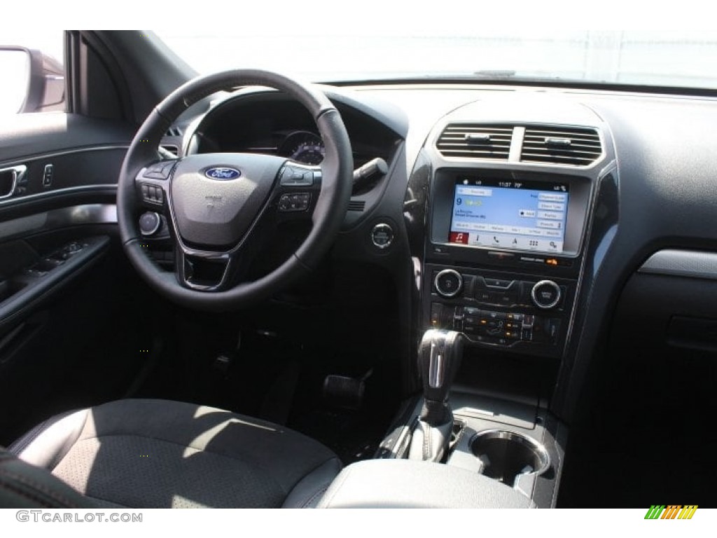 2018 Explorer XLT - White Platinum / Ebony Black photo #25