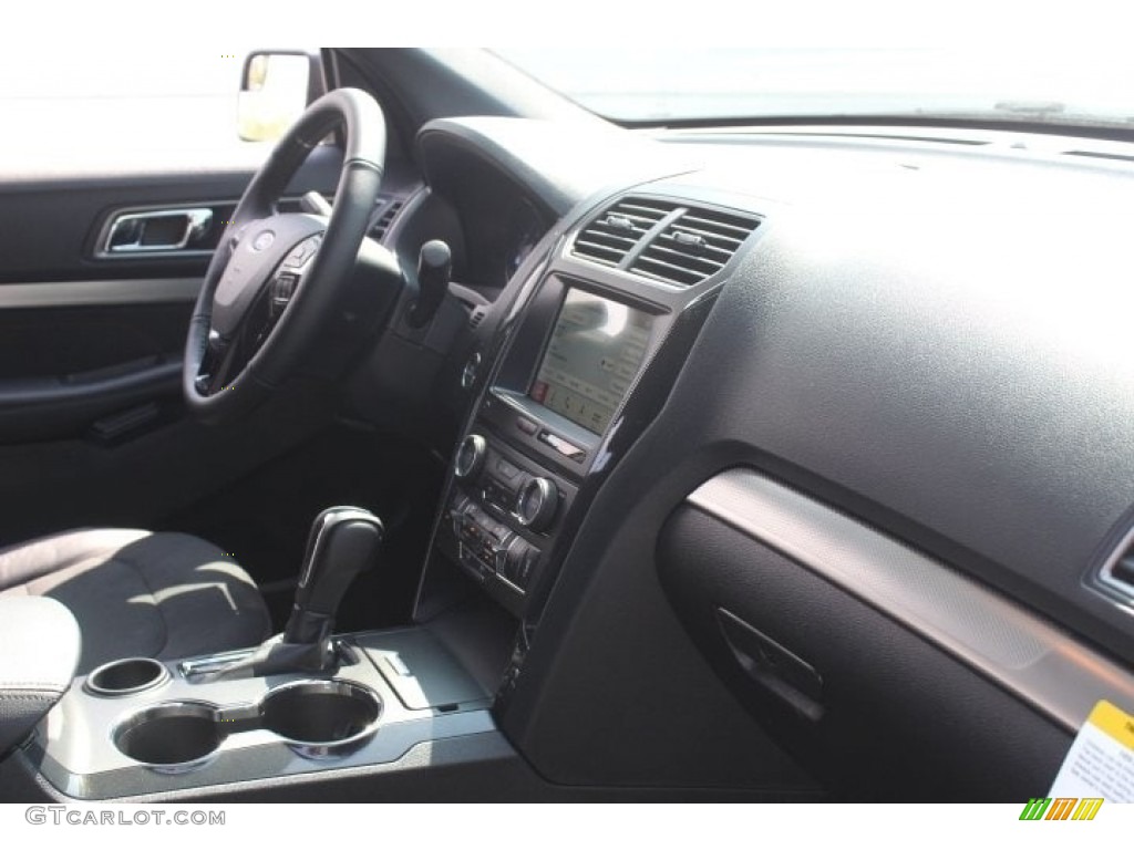2018 Explorer XLT - White Platinum / Ebony Black photo #33