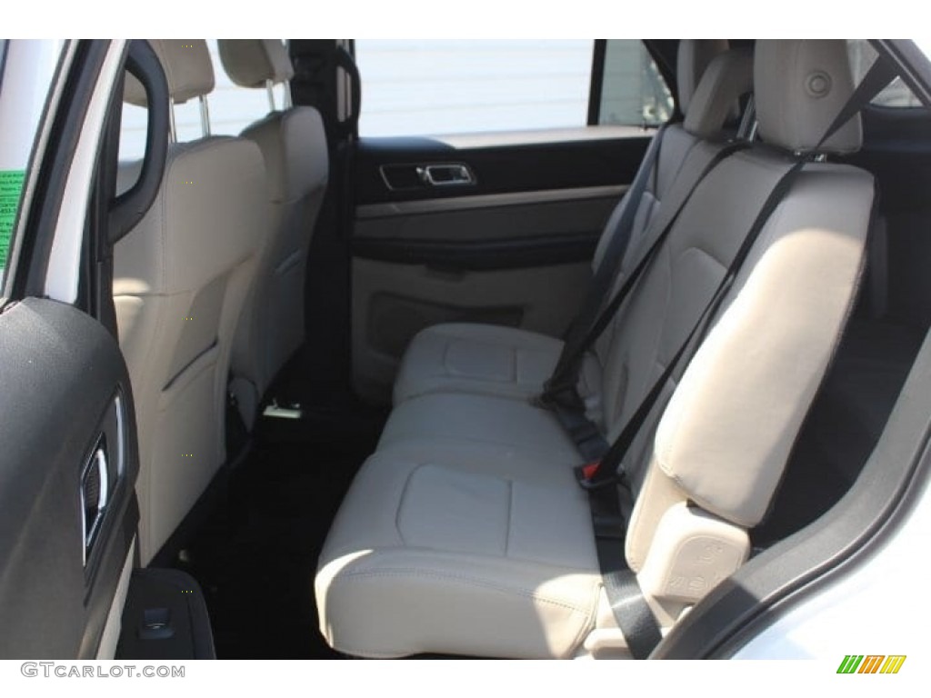 2018 Explorer XLT - White Platinum / Medium Stone photo #24