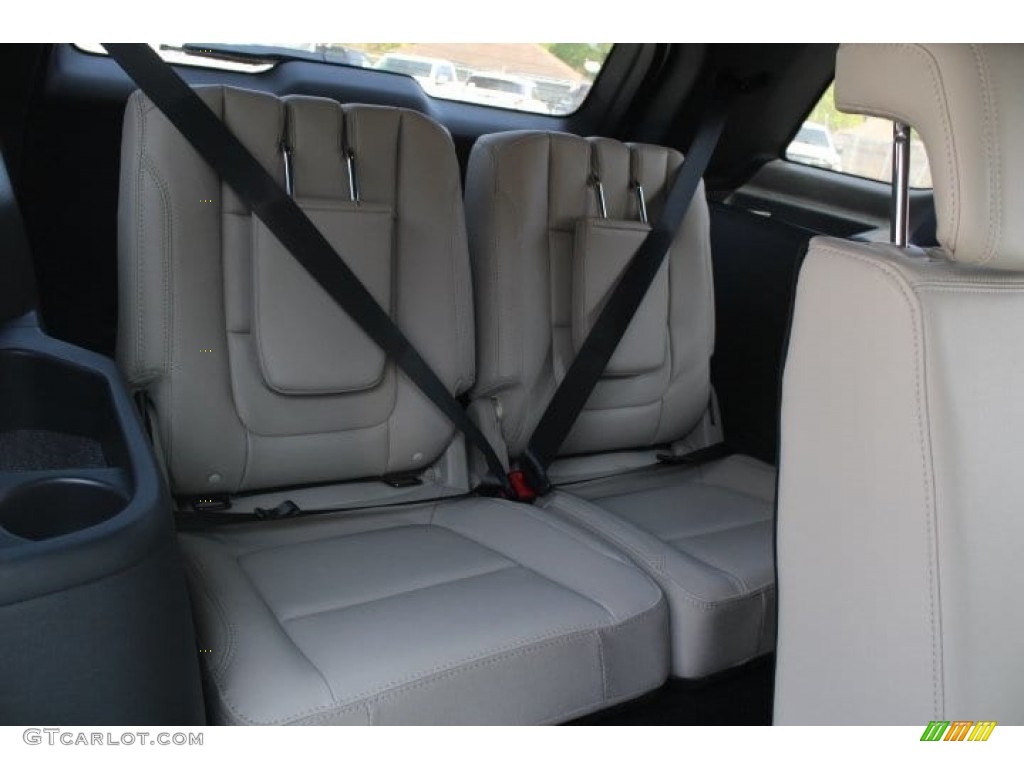 2018 Explorer XLT - White Platinum / Medium Stone photo #31